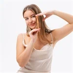 סרום רול-און מרענן ומחייה לעור מתחת לעיניים עם תמיסת קפאין 5% ו-Q10 וויטמין סקיןסייקלופדיה 2